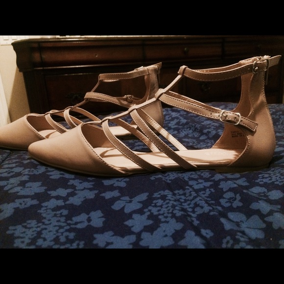 SOLD!!!!Nude pointed flats with straps - Picture 2 of 4