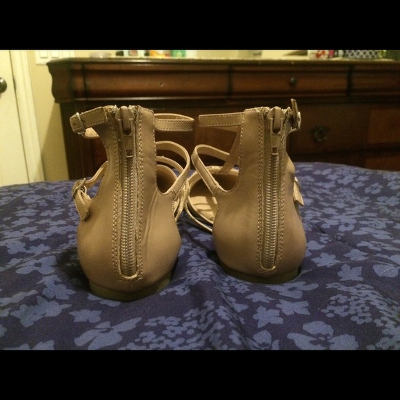 SOLD!!!!Nude pointed flats with straps - Picture 3 of 4