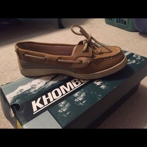 NWT Khombu Women's Boat Shoes. Size 7