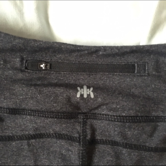 Workout crops - Picture 2 of 3