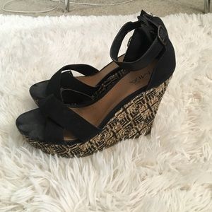 Black tribal print wedges