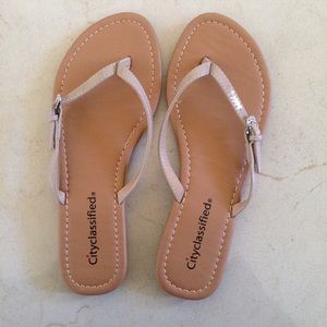 NWT 7.5 Nude Buckle Rhinestone Flip Flops Sandals