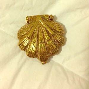 BLHDN Gold Clam Ring Holder