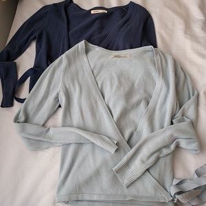 Set of 2 wrap around sweaters