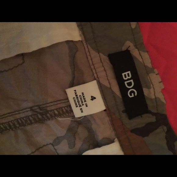 BDG Camouflage Shorts Size 4 - Picture 4 of 4