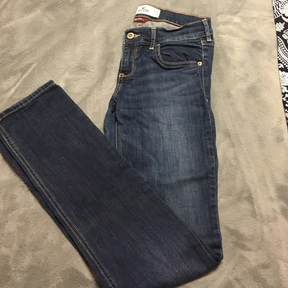 HOLLISTER DARK WASH SKINNY JEANS