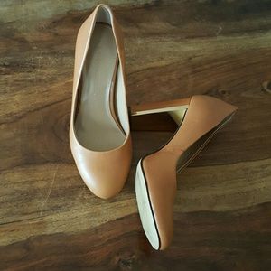 Banana Republic tan and gold Canta