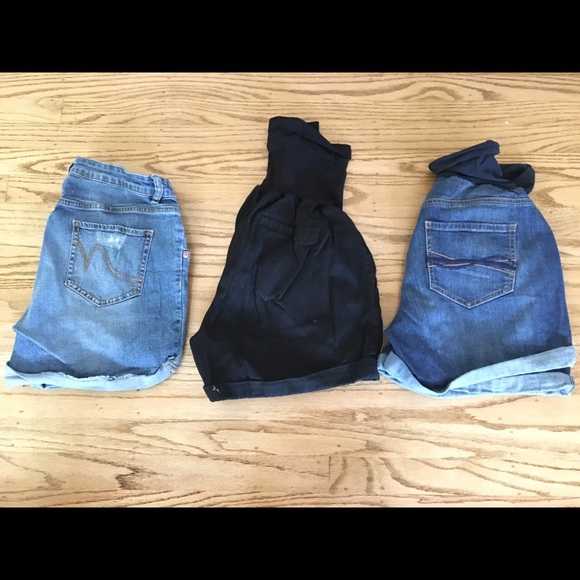 Maternity shorts, size large, great condition.