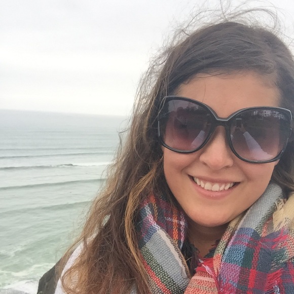 Meet your Posher, Courtney - Picture 1 of 1