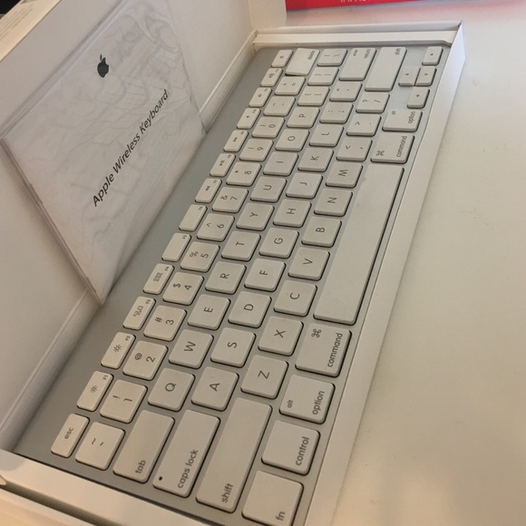 🍎 Apple Keyboard - Picture 2 of 4