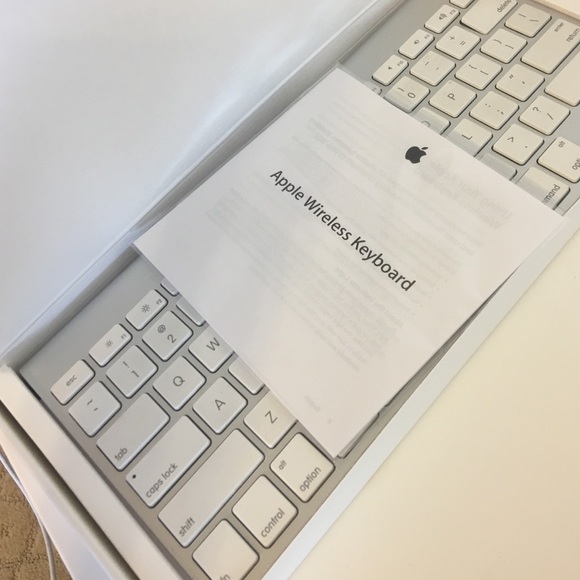 🍎 Apple Keyboard - Picture 3 of 4