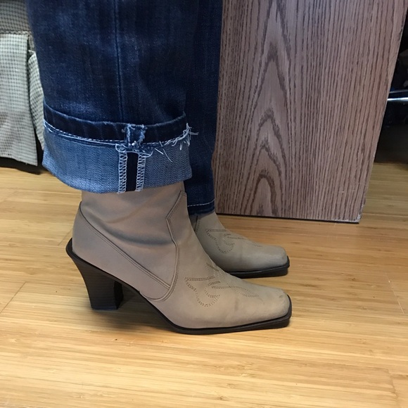 Footwear - Picture 3 of 4