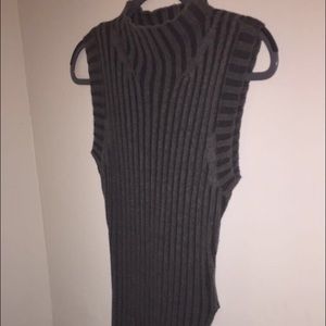 Sleeveless sweater shirt with a slit