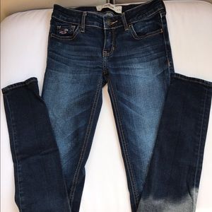 NEW Hollister Jeans. Size 0, w 25. Dark wash.