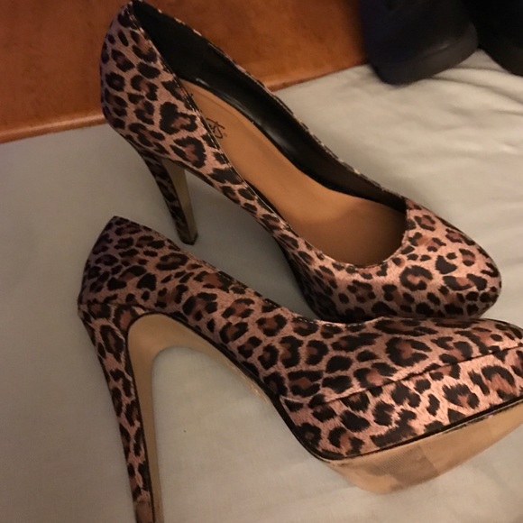 New 5" Fabric leopard platform stilettos - Picture 3 of 4