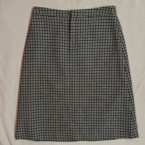 Black and white Banana Republic pencil skirt