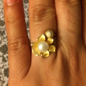 Sterling silver (925), flower ring w/ real pearl.