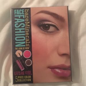 BARE MINERALS PALLET NEVER USED