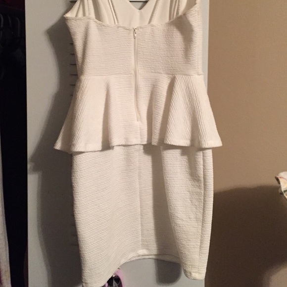 White dress 👗 - Picture 2 of 3