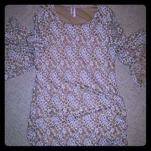 👗Gorgeous Boutique Bell Sleev Lace Dress