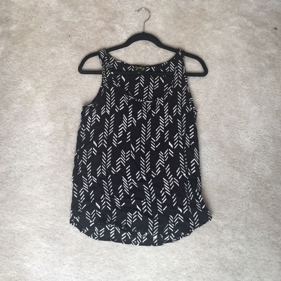 Chevron printed top in black. 100% rayon. Size sm