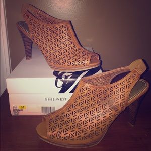Nine West Tan Peep Toe heel