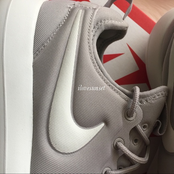 {Nike} Gray Roshe Two - Picture 5 of 6