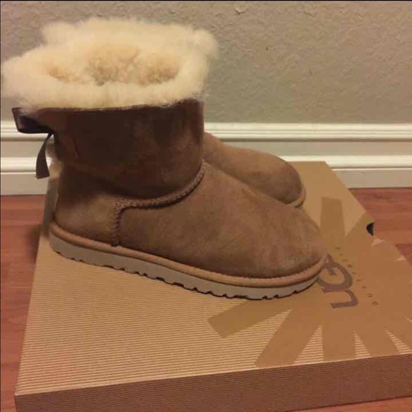 NWT women's chestnut mini Bailey bow ugg boots - Picture 2 of 3