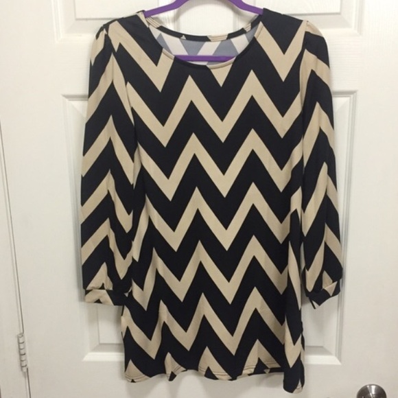 🚫Final Reduction🚫Black and Nude Chevron Dress - Picture 2 of 4