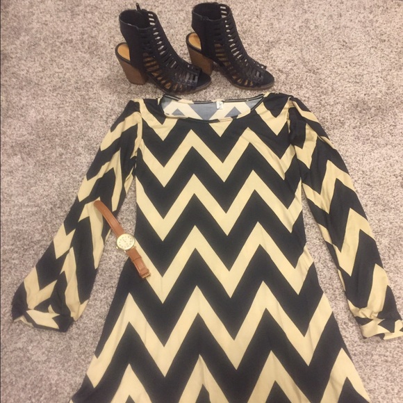 🚫Final Reduction🚫Black and Nude Chevron Dress - Picture 3 of 4