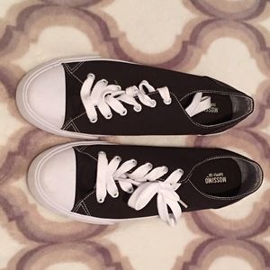 Mossimo black and white shoes