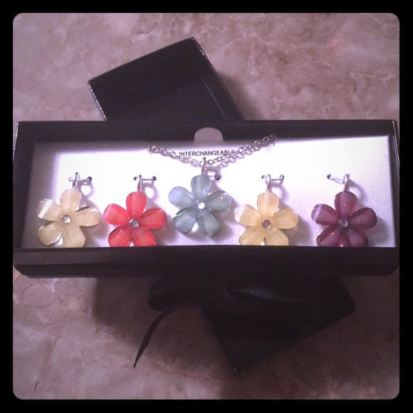 Flower interchangeable charm necklace