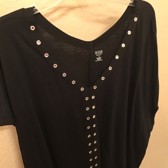 MWOT v-neck top