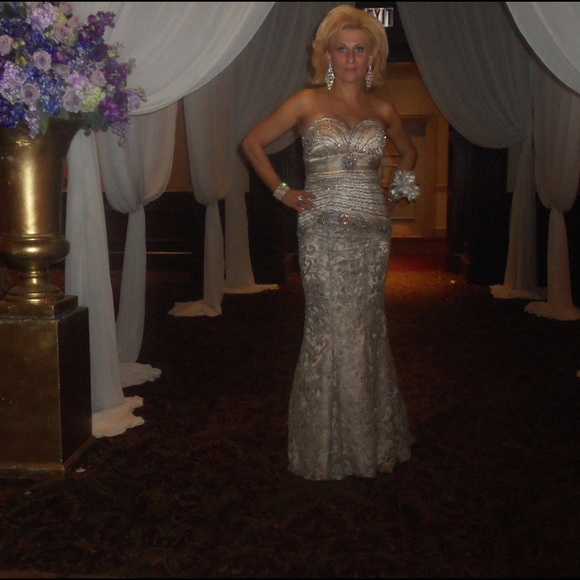 Dress - Picture 3 of 3