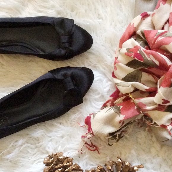 LOFT Shoes - NWOT Loft Satin Bow Flats