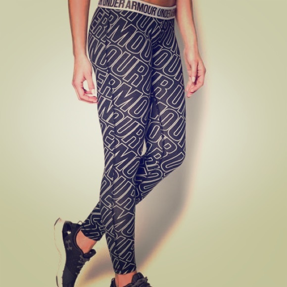 NEW🌟Under Armour all over logo leggings sz S - Picture 1 of 2