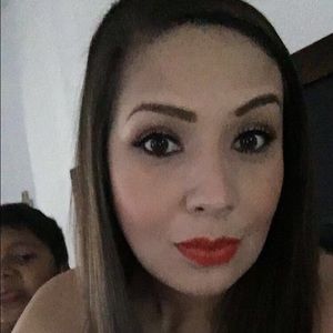 Meet your Posher, Abril