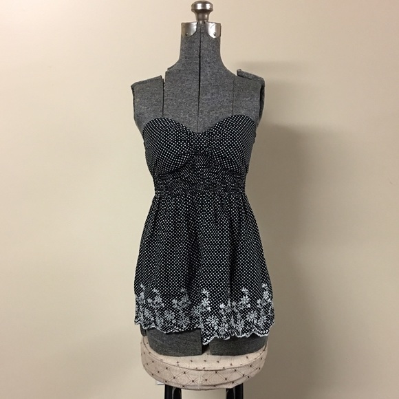 Tops - 💰5/$25 Black Polka Top Daisy Flower Embroidered