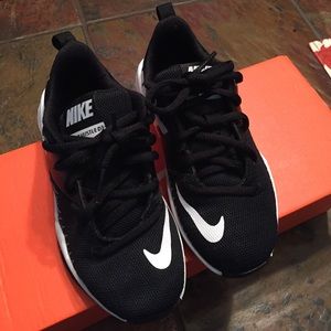 NEW NIKE BOYS