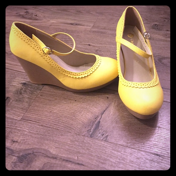 👑Super cue yellow Wedges. 👑 LOWEST PRICE