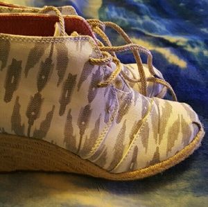 Toms wedges