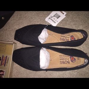 Black flat shoes
