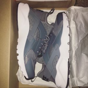 BRAND NEW nike huaraches never worn