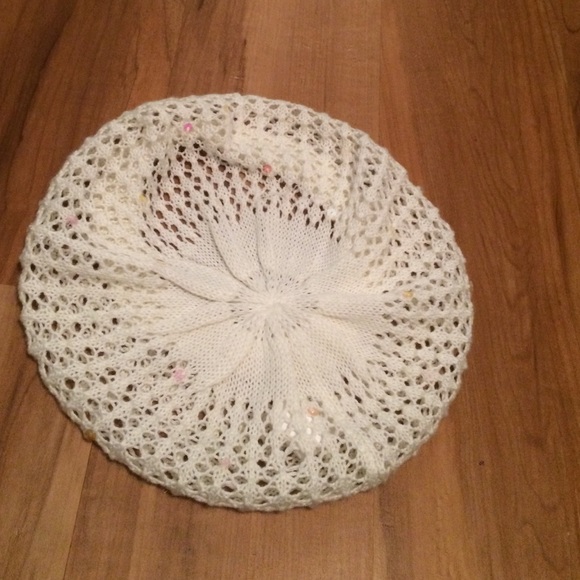 White, knitted hat
