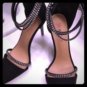 Pointy closed toe studded black heels 👠