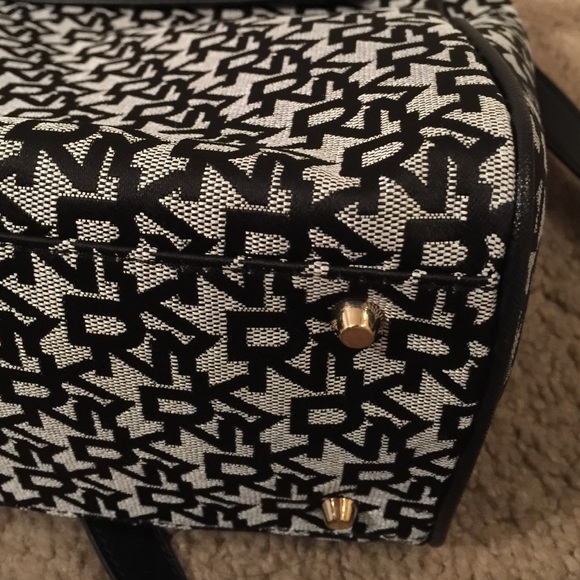 Final ♥️DKNY heritage saffiano PVC shoulder tote - Picture 4 of 4