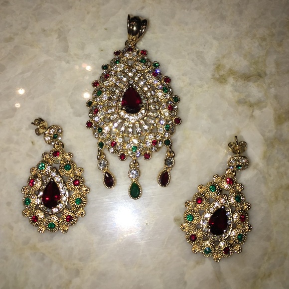 ✨NEW✨gold color pendant and matching earrings