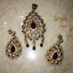 ✨NEW✨gold color pendant and matching earrings