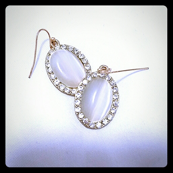 XDONATEDX Gorgeous white cats-eye earrings