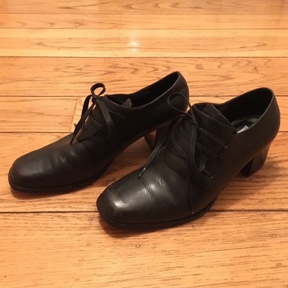 Kenneth Cole stack heel leather ankle booties; 8m